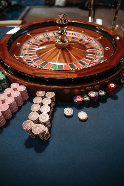 The Real Difference Between Slots, Poker, and Sports Betting